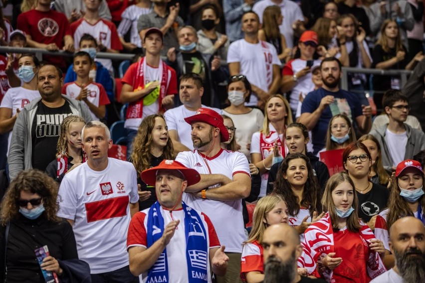 Polscy kibice zebrani w hali w Krakowie oglądali zwycięstwo...