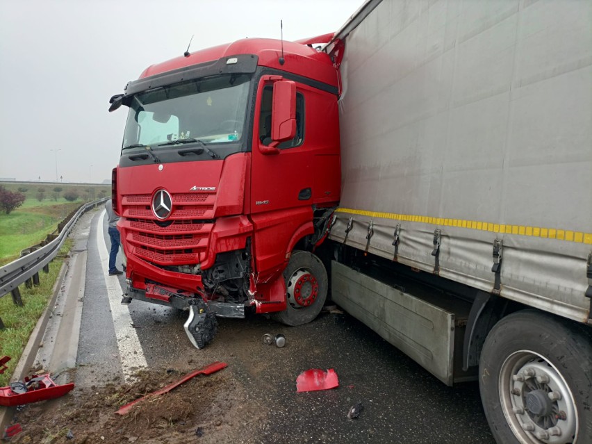 Wypadek tira na łącznicy węzła Wrocław Południe - na...