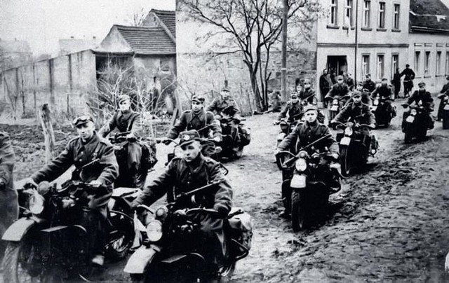 Oddział kwatermistrzowski, motocykliści 2. Armii Wojska Polskiego podczas operacji łużyckiej, kwiecień 1945 r., wyposażony w amerykańskie motocykle Harley-Davidson, dostarczane do ZSRS w ramach umowy Lend-Lease.