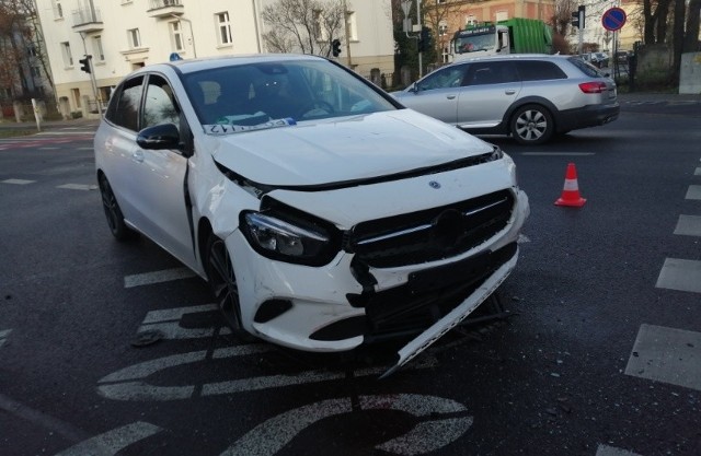 W sobotę w Poznaniu zderzyły się dwa samochody osobowe: fiat seicento i mercedes. Ten ostatni uderzył w bok fiata, w wyniku czego fiat uderzył w słup i wjechał na chodnik za przejściem dla pieszych. Przejdź do kolejnego zdjęcia --->