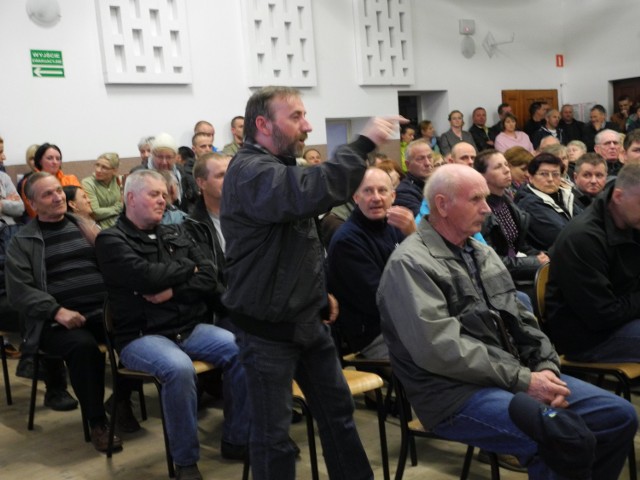Prawie sto pięćdziesiąt osób przyszło na spotkanie w sali wiejskiej w Niezabyszewie w sprawie odłączenia ich miejscowości z gminy Bytów, a przyłączenia jej do pobliskiego Tuchomia.