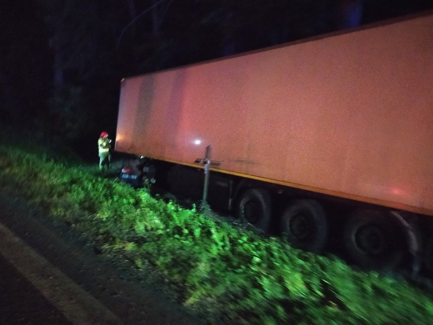 Przewalanka. Wypadek na DK8. Strażacy wycinali rannego...