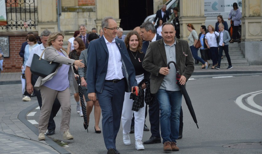 Wiesław Antos (w środku) i członkowie rodziny Romana Warso