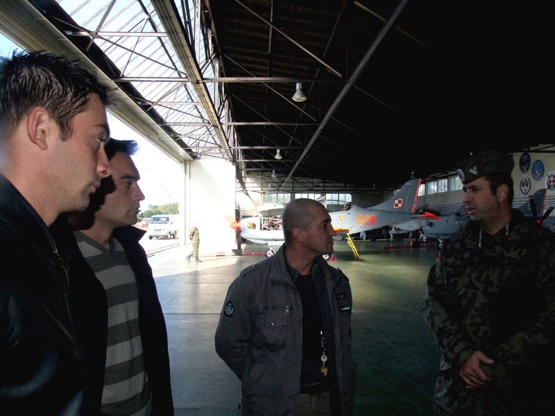 Major Sławomir Gąsior (od prawej), oficer prasowy...