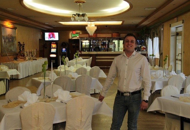 Piotr Ziółkowski w sali restauracyjnej hotelu Paradiso w Suchedniowie.