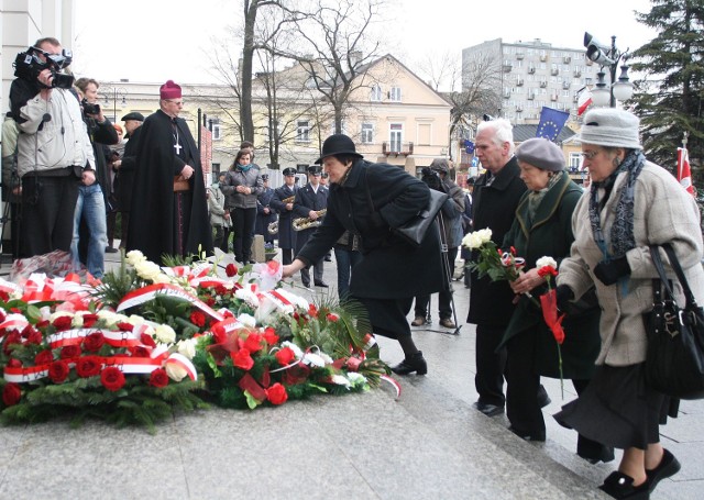 Złożenie kwiatów i zapalenie zniczy zaplanowano pod tablicą upamiętniającą ofiary katastrofy przy ulicy Żeromskiego 53 na godzinę  13.15.