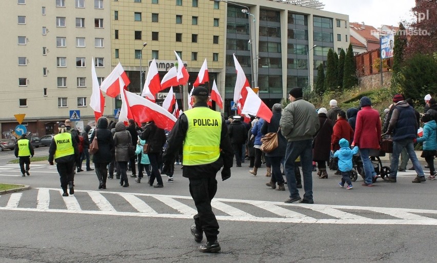 VII Szczeciński Marsz Niepodległości. Apel pamięci, odśpiewanie hymnu i przejście ulicami miasta