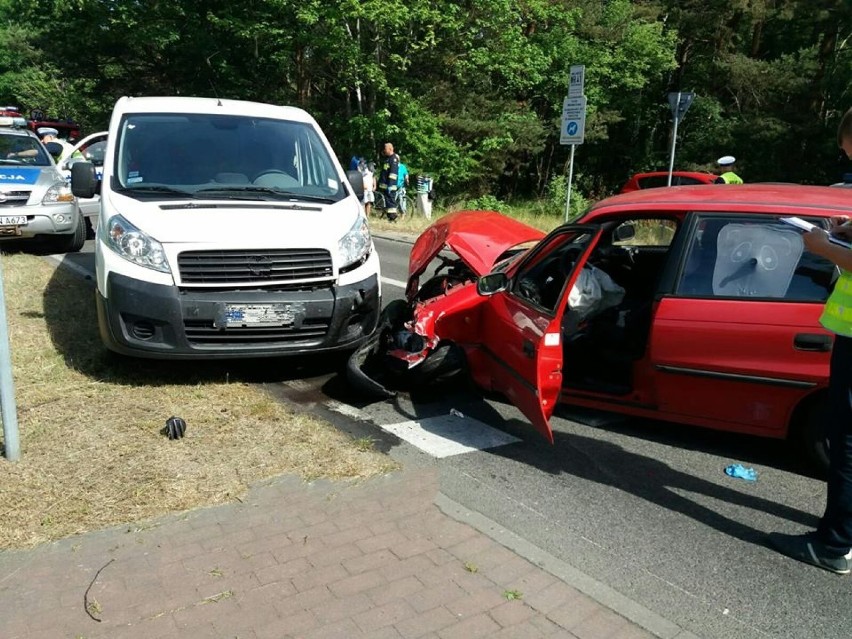 Wypadek dwóch samochodów osobowych i karetki w Jastarni