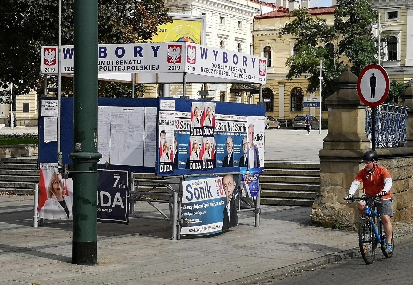 W kampanii wyborczej sprzed czterech lat plakatów w Krakowie...