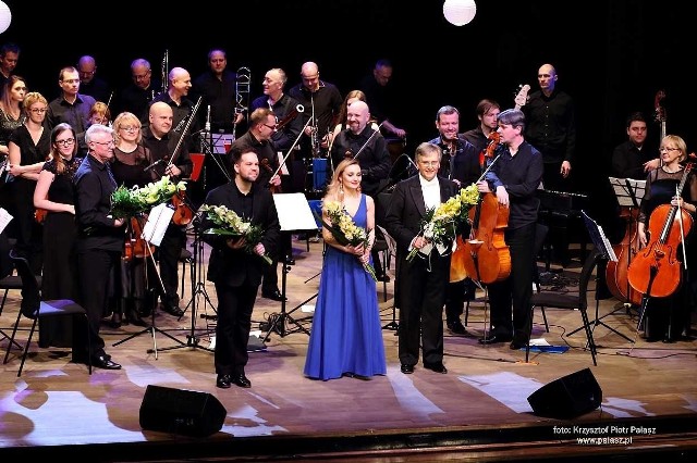 Pięknej kulturalnej tradycji w Inowrocławiu stało się zadość.  W Teatrze Miejskim wysłuchaliśmy  XXIV  Inowrocła-wskiego  Koncertu Noworocznego. Tegoroczny wypełniła znakomita muzyka filmowa i musicalowa. Na scenie teatru zaprezentowała się ceniona Inowro-cławska Orkiestra Symfoniczna Pro Arte, którą poprowadził Tadeusz Wicherek -  dyrygent, kompozytor, aranżer, od 2007 r. dyrektor i dyrygent Warszawskiej Orkiestry Symfonicznej, od 2007 r. również dyrektor Orkiestry Symfonicznej im. K.  Namysłowskiego w Zamościu. Orkiestrze towarzyszyli soliści - wokalistka Sylwia Przetak oraz aktor  i  wokalista  Jarosław Kozielski. Wyrobiona inowrocławska publiczność nagrodziła wykonawców burzą braw na stojąco, zmuszając do  kilkakrotnych bisów. Organizatorem tego  i  poprzednich koncertów był Impresariat Artystyczny Artwit Grażyny Witkowskiej ze wsparciem mecenasów.
