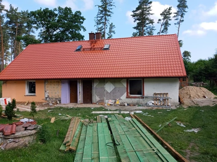 Trwa odbudowa dwurodzinnego domu, który w kwietniu spłonął w Redęcinie 