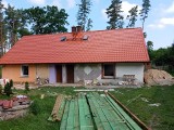 Trwa odbudowa dwurodzinnego domu, który w kwietniu spłonął w Redęcinie 