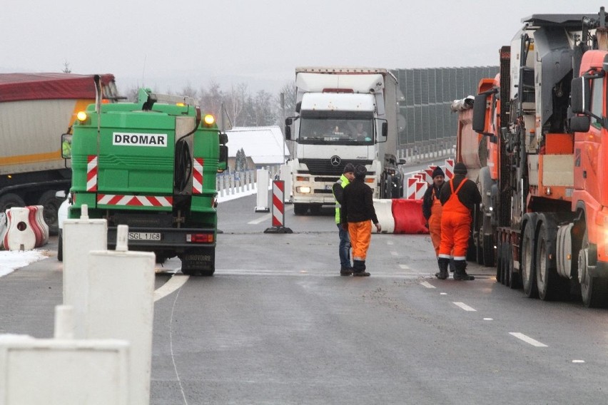 Budowana droga ekspresowa S7 dopuszczona do ruchu na siedmiokilometrowym odcinku od miejscowości Brzegi w stronę Jędrzejowa do Mnichowa