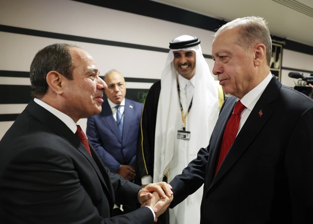 Prezydent Turcji Recep Tayyip Erdogan (z prawej) i prezydent Egiptu Abd al-Fattah as-Sisi podczas ceremonii otwarcia mundialu, w tle emir Kataru Tamim bin Hamad Al Sani