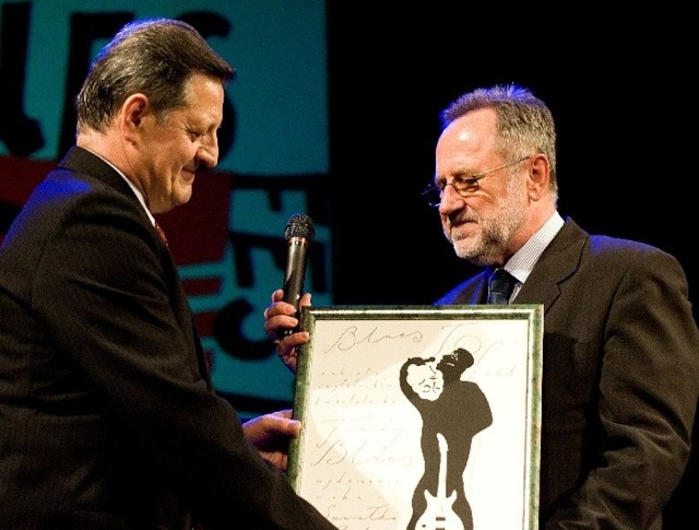 Józef Gajewski (z lewej) odbiera nagrodę za najlepszy festiwal bluesowy w Polsce w 2008 roku.