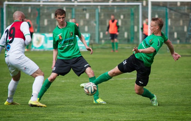 Przemysław Stelmach (w środku) oraz Michał Bogacz (z piłką) zagrali w sobotnim sparingu z Karpatami Krosno.