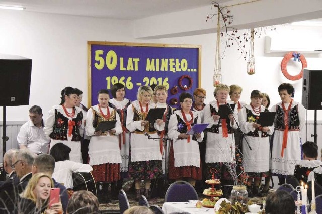 „Pięćdziesięciolatki” z Nieznanowic obchodziły swój jubileusz śpiewająco