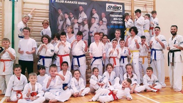 W czwartek 17 grudnia, w klubie karate Shiro Bilcza Chęciny, odbył się egzamin na stopnie szkoleniowe kyu.Pomimo wielu przeciwności, egzamin ukończyli pomyślnie wszyscy którzy przygotowali się do tego testu solidnie.- Jest wiele pretekstów które mogą stać się powodem do porzucenia treningu, jednak nasi młodzi karateka nie poddają się tak łatwo czego staramy się uczyć. Przegrać po walce to wygrać, poddanie się bez walki nie leży w charakterze wojownika. W każdej chwili można zapisać się do klubu i potrenować z nami, zapraszamy od 6-go roku życia. Z okazja zbliżających się świąt zarząd klubu karate SHIRO życzy wszystkim wesołych świąt oraz tego oby nadchodzący rok przyniósł tylko same radości - przekazał nam klub.(DW)