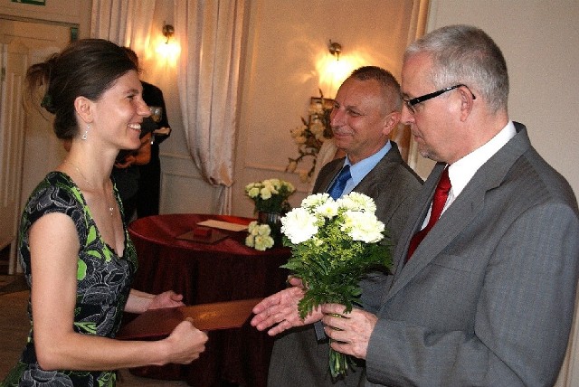 Justyna Majewska otrzymuje list gratulacyjny od prezydenta Ryszarda Brejzy (w środku) i jego zastępcy Wojciecha Piniewskiego
