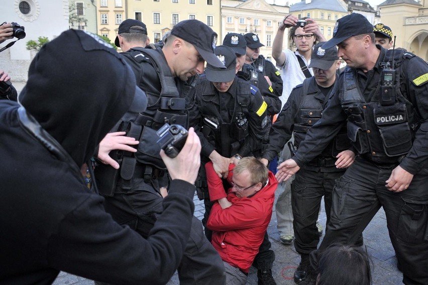 Policja usunęła protestujących z Rynku [ZDJĘCIA]