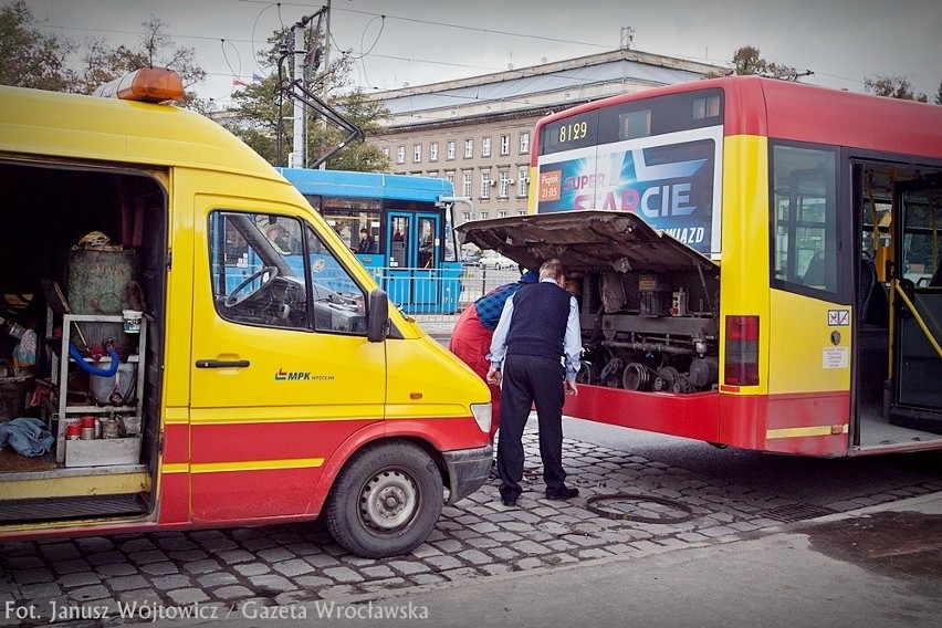 Wrocław: Zepsuty autobus MPK pod urzędem wojewódzkim (FOTO)