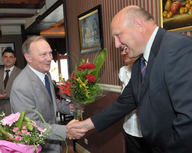 Wacław Maciuszonek, kanclerz lubuskiej loży BCC gratuluje Włodzimierzowi Obworskiemu, szefowi Lubuskiego Urzędu Skarbowego w Zielonej Górze