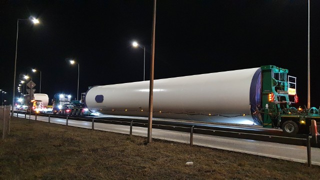 Konwój podczas nocnego przejazdu przez Miasto i Gminę Chmielnik.