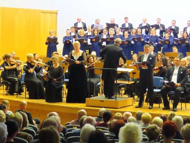 Orkiestrze towarzyszyli soliści: Magdalena Nowacka – sopran, Magdalena Wilczyńska-Goś – mezzosopran, Piotr Friebe – tenor, Damian Konieczek – bas oraz Chór Teatru Wielkiego im. S. Moniuszki w Poznaniu.