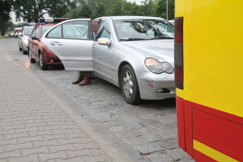 Wrocław: Trzy wypadki. Autobus MPK i 5 aut! [ZDJĘCIA]