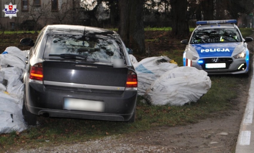 Kierowca stracił przytomność i zjechał z drogi. Zatrzymały go worki z eternitem leżące na poboczu