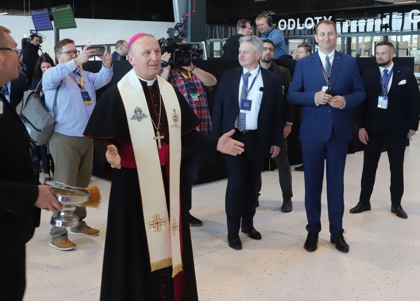 Poświęcenia lotniska dokonał biskup Marek Solarczyk.