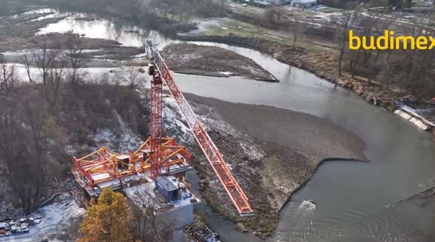 Zrzut z filmu z budowy mostu nad Sołą w Oświęcimiu