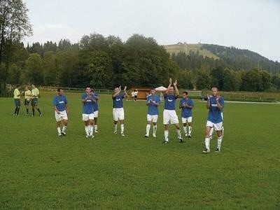 Piłkarze Kotelnicy-Watry dziękują swoim kibicom po wygranej z Iskrą Tarnów, czy tak bezie po spotkaniu z Polanem Żabno Fot. Zdzisław Karaś