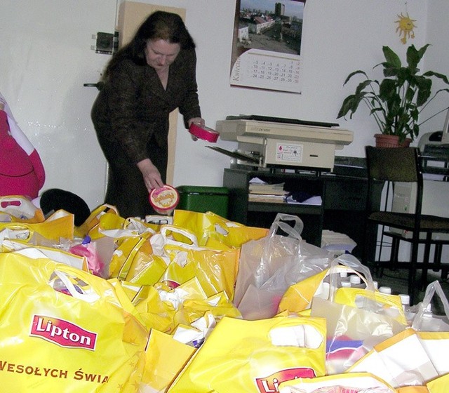 Genowefa Stadnik, kierownik biura Polskiego Czerwonego Krzyża w Tarnobrzegu przygotowuje żywność do odbioru.