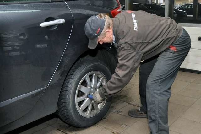 W serwisach opon klientów coraz więcej, bo za dnia temperatura bywa wysoka. Jadąc jednak na letnich oponach w nocy trzeba uważać.