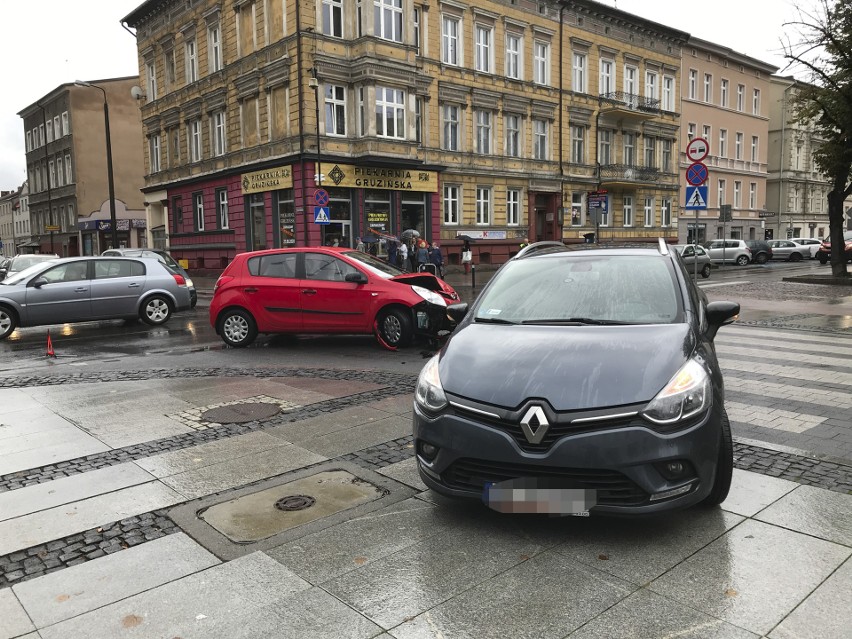 Kolizja w Słupsku. Zderzyły się trzy samochody [ZDJĘCIA]