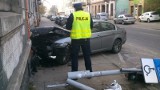 Wypadek na skrzyżowaniu ul. Żeromskiego i Struga. Bmw rozbite o ścianę budynku