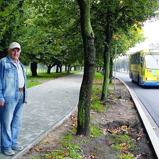 - Byłoby lepiej, gdyby autobusy zatrzymywał się pobliżu ulicy Zygmunta Augusta - mówi Karosław Łozyk.