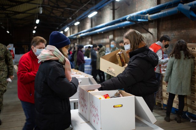 Paczki świąteczne kompletowane w Zajezdni Dąbie we Wrocławiu.