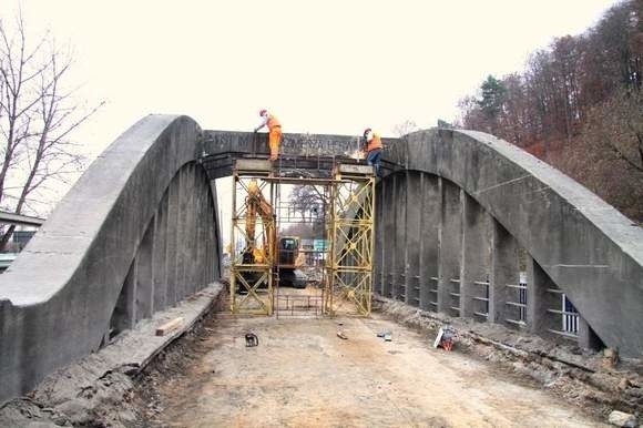 W zeszłym tygodniu robotnicy wycięli belkę mostu z Kazimierza Herwina Piątka, na której znajduje się nazwisko patrona.