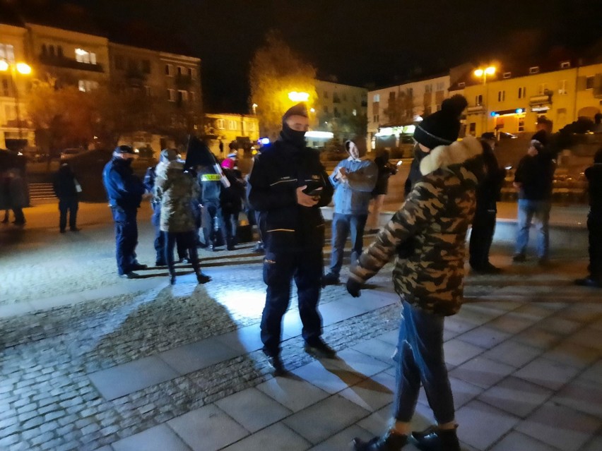 Spacer ulicami Ostrowca w niedzielę, 22 listopada. Protest w obronie kobiet. Interweniowała policja [WIDEO, ZDJĘCIA]