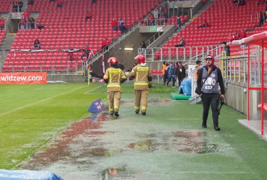 Po nocnych opadach deszczu zalany stadion Widzewa. Strażacy wypompowywują wodę  - mecz został odwołany