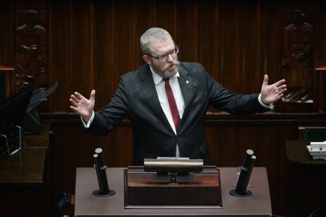 Grzegorz Braun, używając gaśnicy proszkowej, zgasił zapalone w Sejmie świece chanukowe.