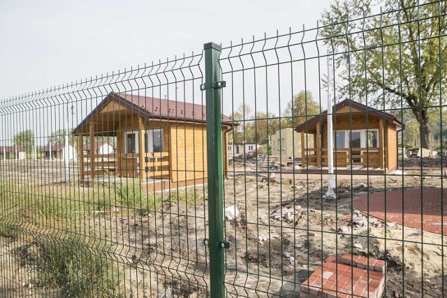 Wczasowicze korzystający z nowoczesnych i estetycznych domków kempingowych będą mieli nową i czystą plażę nad zalewem.