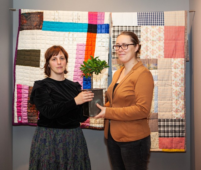 Kuratorki wystawy Olga Budzan (z lewej) i Marta Derejczyk przed patchworkami