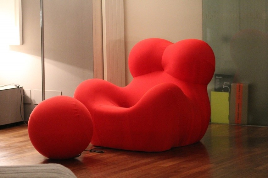 Czerwony fotel z podnóżkiem jest niezwykle nowoczesny więc...