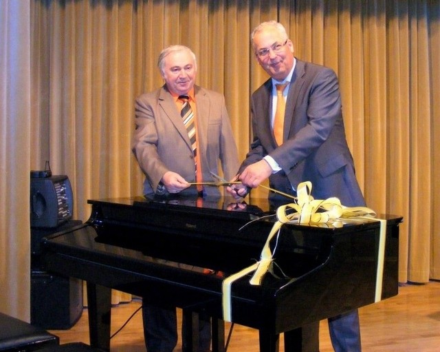 Karl Schneider (z prawej) i starosta oleski Jan Kus.