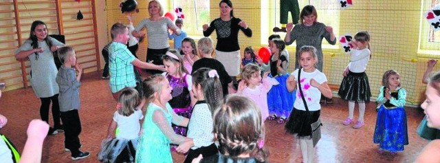 W szkole imienia Jana Pawła II w Machcinie odbyła się zabawa choinkowa. Były tańce i wesołe zabawy.  