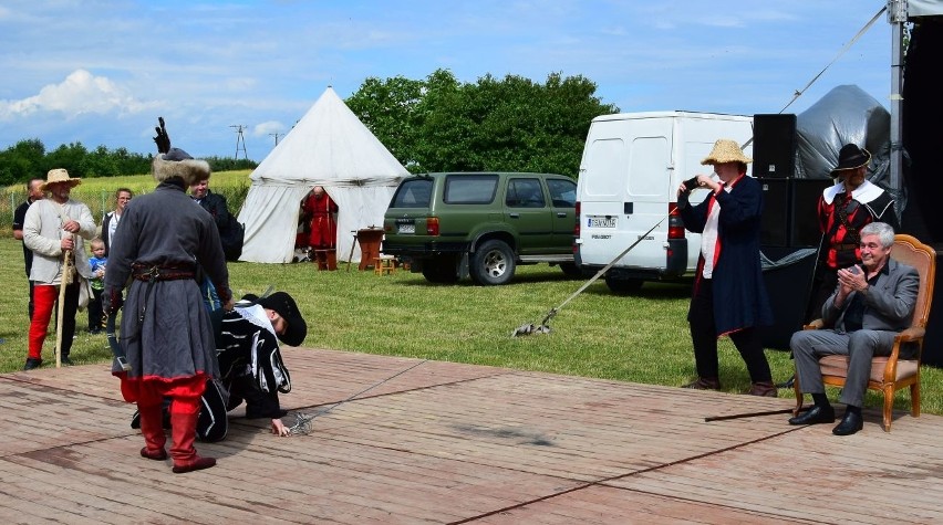 VI Piknik Rycerski w Ossolinie. Aktor Leszek Teleszyński z berłem