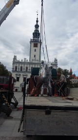 Na starówce w Chełmnie powstaje pomnik ułana. W sobotę odsłonięcie [zdjęcia]